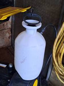 lot 895 image: 2-Gallon Pump Sprayer
