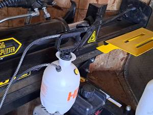 lot 896 image: 1-Gallon Pump Sprayer
