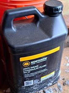 lot 898 image: Lot of (1) Northern Tool  Equipment Anti-Wear Hydraulic Fluid ISO 32 2.5-Gallon Plastic Jug