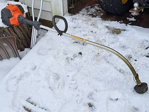 lot 905 image: Husqvarna E-tech 128cc Gas Line TrimmerEdger