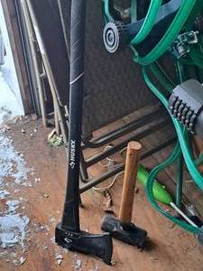lot 907 image: Husky Axe and Sledgehammer