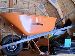 lot 903 image: True Temper Metal Wheelbarrow