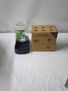 lot 47 image: Giotohun 2.0L Pet Water Fountain with VibrantLife 0.5L Gravity Waterer