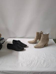 lot 62 image: Lot of 2 Pairs of Womens Shoes - Black Oxford Style and Beige Ankle Boots