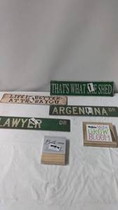 lot 125 image: Collection of 5 ecorative Signs and Wooden Plaque