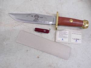lot 28 image: Large Jim Bridger Knife with Swiss Army Pocket knife