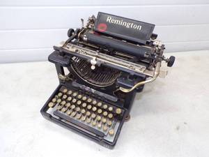 lot 90 image: Vintage Remington Typewriter