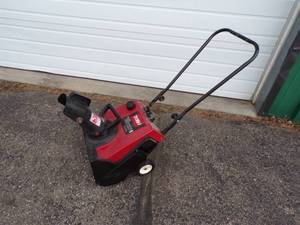 lot 92 image: Toro Powerlite 3 HP Snow Blower