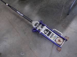 lot 112 image: 2 Ton Floor Jack