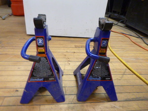 lot 24 image: 2 Duralast Jack Stands