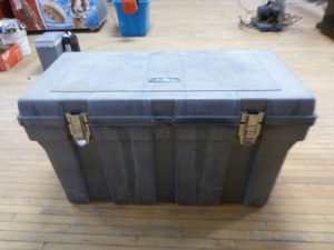 lot 58 image: Rubbermaid Dura Bull Heavy Duty Storage Trunk