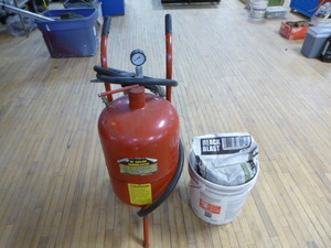 lot 59 image: Illinois Industrial Tool 10 Gallon Sandblaster