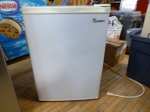 lot 92 image: Magic Chef Mini Refrigerator