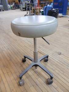 lot 119 image: Del-Tube Rolling Shop Stool
