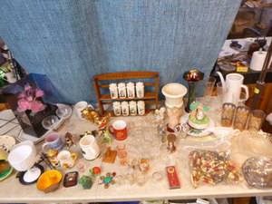 lot 154 image: Lot of Knick-Knacks and Dcor