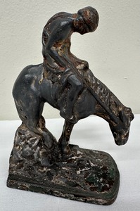 lot 185 image: Vintage End of the Trail - Man with Spear Cast Iron Bookend  Clock Topper