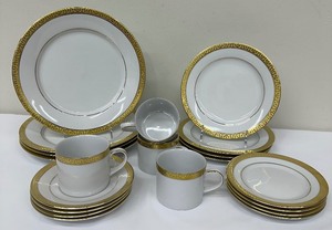 lot 3 image: Gold Buffet Royal Gallery China - Place Setting for Four