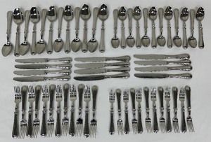 lot 14 image: William Sonoma WSF 15 Stainless Flatware - Place Setting for 12