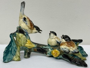 lot 24 image: Vintage Stangl Pottery Chickadee Group on Branch Figurine
