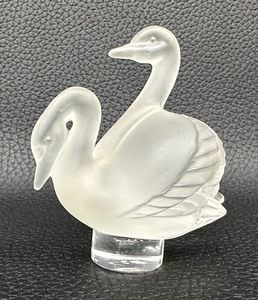 lot 23 image: Vintage Lalique 2 Swans Frosted Crystal Figurine