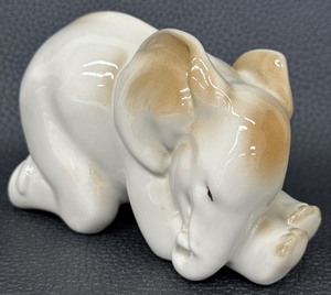 lot 38 image: Adorable Vintage Lomonosov Porcelain Kneeling Baby Elephant