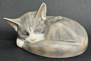 lot 62 image: Royal Copenhagen Denmark Sleeping Cat Figurine - #422