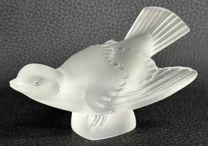 lot 58 image: Lalique Frosted Sparrow Bird Figurine