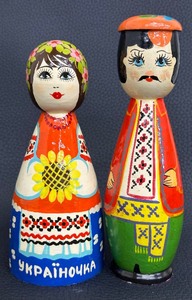 lot 130 image: Vintage Russian Hand Painted Turned Wood Figurines