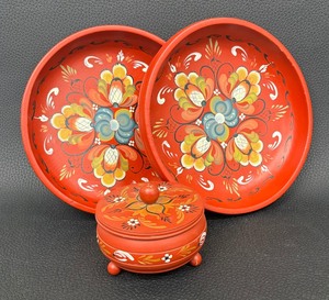 lot 52 image: Vintage Hand Painted Norwegian Rosemaling Bowls and Lidded Dish