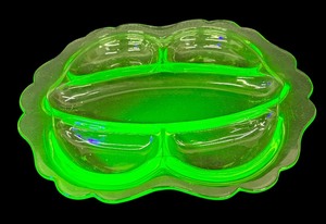 lot 41 image: Vintage Cambridge 3400 Emerald Light Green Uranium Glass 5 Part Relish Dish  Vintage Uranium Glass Five Section Divided Platter