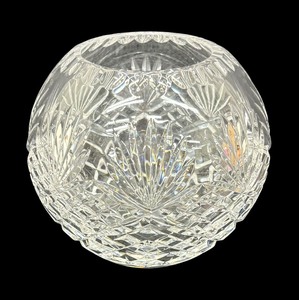 lot 172 image: Beautiful Round Crystal Vase