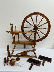 lot 118F image: Vintage Wooden Spinning Wheel
