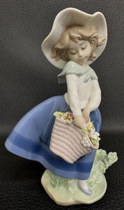 lot 189C image: Lladro Pretty Pickings Figurine - #5222