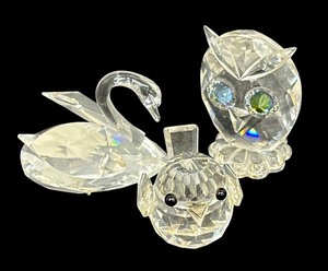 lot 189 image: Three Crystal Animal Figurines including a Crystal Owl, Bird and Swan Figurine