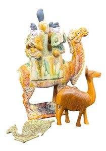 lot 221 image: Vintage Camel Motif Figurines and Ashtray