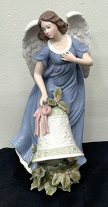 lot 238 image: Grandeur Noel Collectable Angel Figurine