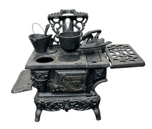 lot 100C image: Vintage Crescent Cast Iron Salesmans Sample Stove