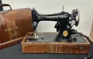 lot 245 image: Vintage Singer Sewing Machine