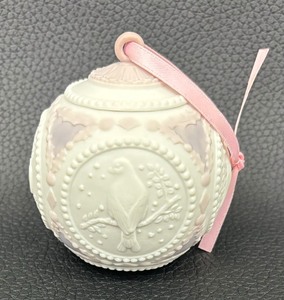 lot 140C image: Lladro 1989 Christmas Ornament