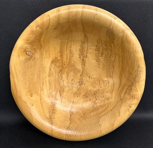 lot 73 image: Lovely Large Wooden Bowl with Natural Indentations for Handles
