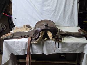 lot 2 image: Vintage Leather Western Saddle with Sheepskin - Hereford Brand Tex Tan Yoakum, TX