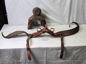 lot 5 image: Vintage Leather Horse Harness with Wooden Saddle Horn  Pommel