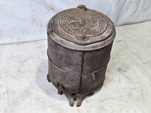 lot 21 image: Vintage Deere and Mansuri Company Moline, Illinois Planter Box