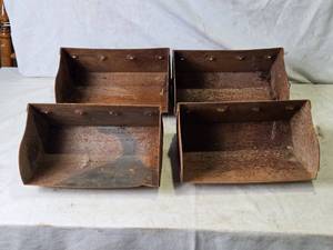 lot 31 image: Set of 4 Grain Leg Scoops - Great for DIY Planters