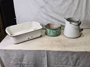 lot 42 image: Lot of 3 Vintage Kitchen Enamelware Items - Dish, Pot, Pitcher