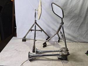 lot 47 image: Vintage Chrome Air Horn and Side Mirrors