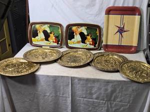 lot 48 image: Vintage Gold Colored Decorative Plates and Decorative TV Trays (Norman Rockwell)