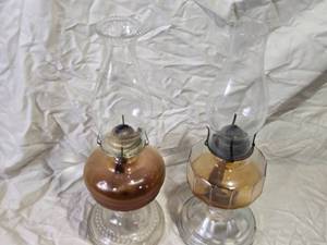 lot 88 image: Set of 2 Oil Lamps with Clear Bases