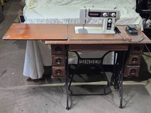 lot 90 image: Vintage Singer Sewing Machine Table with Sewing Machine and Accessories