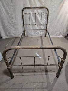 lot 96 image: Antique Brass Metal Bed Frame 40 x 76